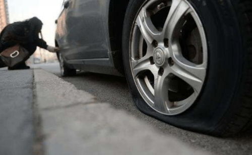 鄭州老人拿刀把汽車(chē)輪胎劃爛,與車(chē)主不相熟,網(wǎng)友提醒老人小心