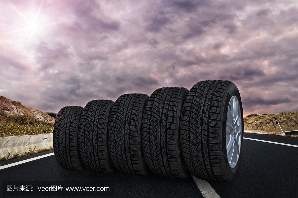 五個輪胎在紫色天空的街道上滾動