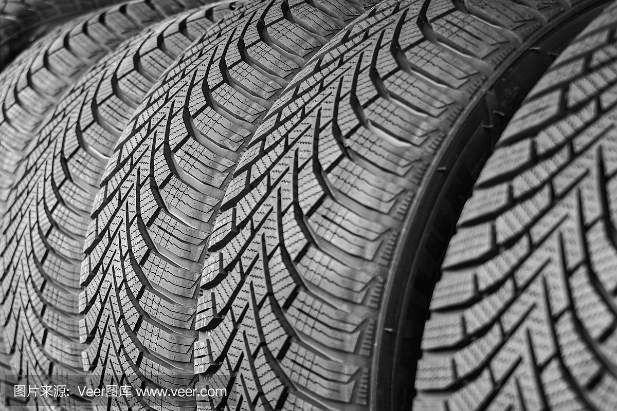 汽車(chē)商店備有各種新車(chē)輪胎架