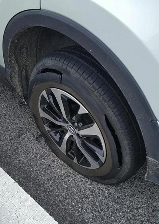 上海高速s32路上50多輛車爆胎,原因竟是高速出了問題,車主喊冤