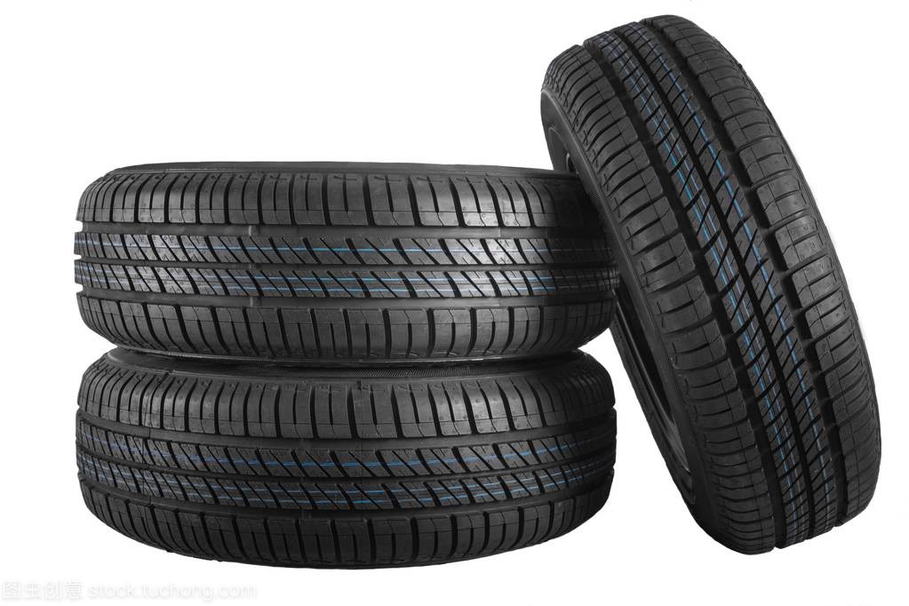 新的和未使用的汽車輪胎反對隔絕的背景