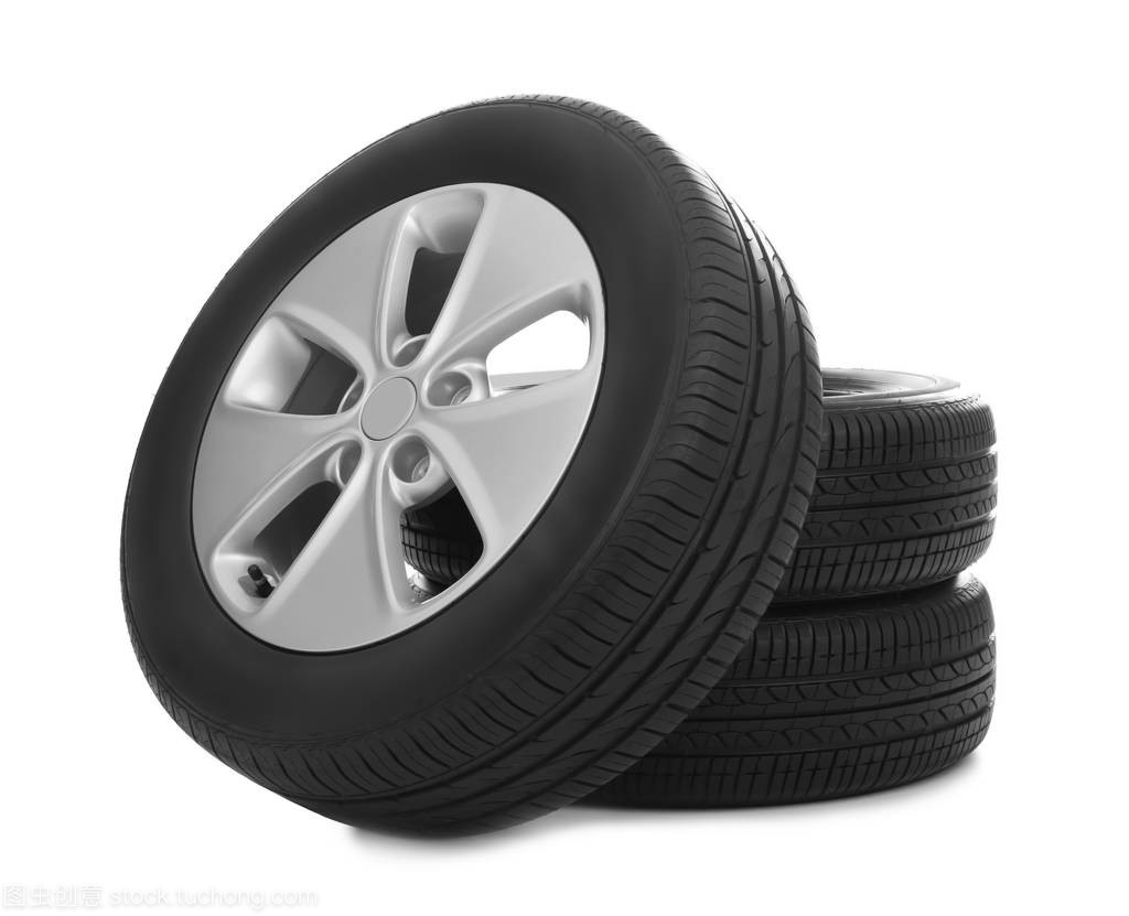 白色背景上的汽車輪胎：功能、設計與安全